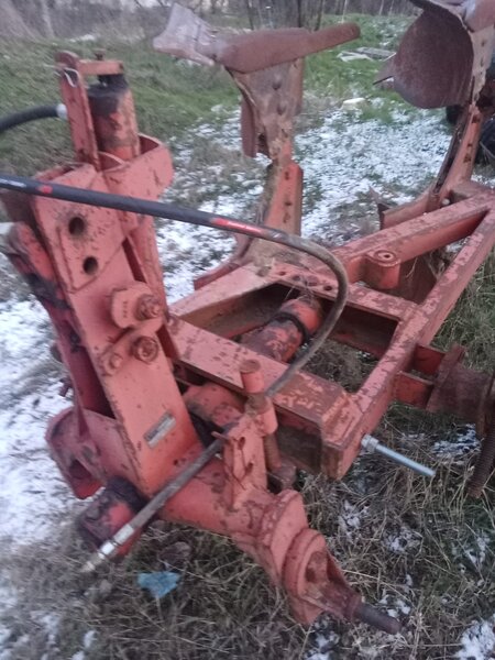 De vanzare plug reversibil detalii la numarul tel.